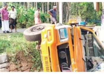 മിനിലോറി മറിഞ്ഞ്‌ രണ്ടുപേർക്ക് പരിക്ക്.