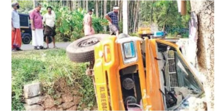 മിനിലോറി മറിഞ്ഞ്‌ രണ്ടുപേർക്ക് പരിക്ക്.