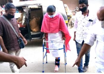 രമ്യ ഹരിദാസ് എം.പി.എത്തിയത് വാക്കറിൽ