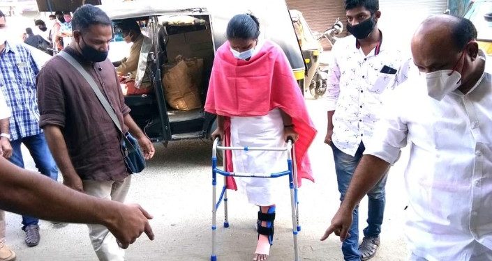 രമ്യ ഹരിദാസ് എം.പി.എത്തിയത് വാക്കറിൽ