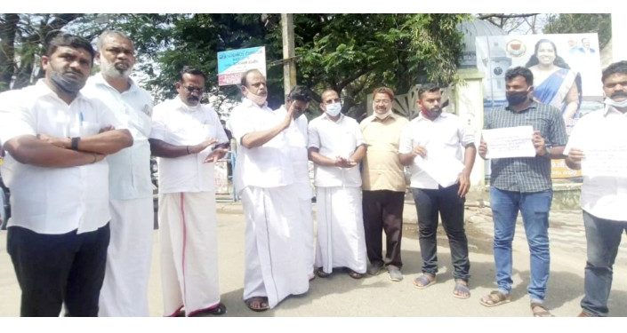 നഗരസഭക്ക് മുൻപിൽ വ്യാപാരി വ്യവസായി കോൺഗ്രസ്സ് പ്രധിഷേധ ധർണ നടത്തി