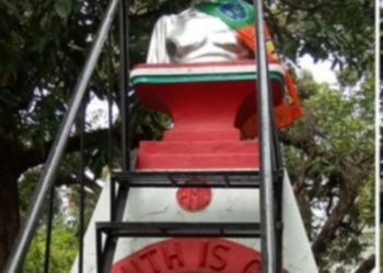 നഗരസഭയിൽ ഗാന്ധിയുടെ കഴുത്തിൽ കൊടികെട്ടി ബിജെപി പ്രവർത്തകർ