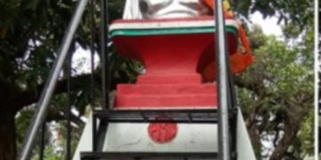നഗരസഭയിൽ ഗാന്ധിയുടെ കഴുത്തിൽ കൊടികെട്ടി ബിജെപി പ്രവർത്തകർ