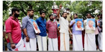 ഡിവൈഎഫ്ഐ പ്രതിമയ്ക്കുചുറ്റും സംരക്ഷണകവചം തീർത്തു