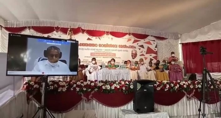 വികസനം ഉറപ്പുവരുത്തുന്നത് റോഡ് ശൃംഗലയിലൂടെയാണെന്ന് മുഖ്യമന്ത്രി പിണറായി വിജയന്‍