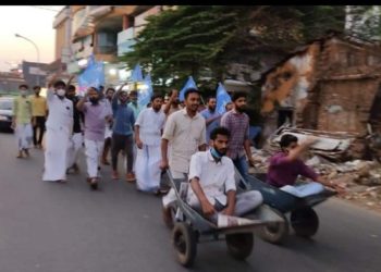 കെ.എസ്.യു. നഗരത്തിൽ ഉന്തുവണ്ടി തള്ളി പ്രതിഷേധിച്ചു
