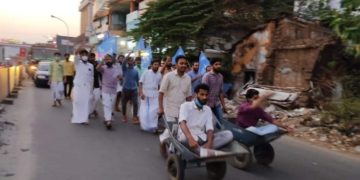 കെ.എസ്.യു. നഗരത്തിൽ ഉന്തുവണ്ടി തള്ളി പ്രതിഷേധിച്ചു
