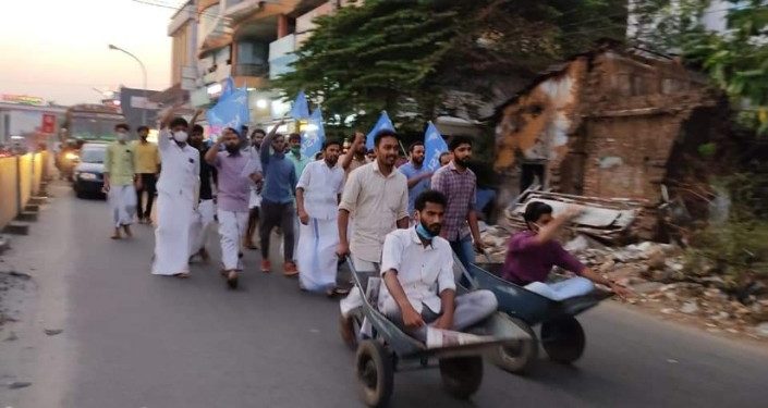 കെ.എസ്.യു. നഗരത്തിൽ ഉന്തുവണ്ടി തള്ളി പ്രതിഷേധിച്ചു