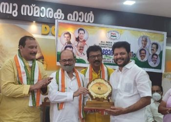 മികച്ച ഡിസിസി ക്കും പ്രസിഡൻറിനും ഉള്ള Best Performance Award  DCC പ്രസിഡൻറ് VK ശ്രീകണ്ഠൻ MP സ്വീകരിക്കുന്നു