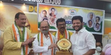 മികച്ച ഡിസിസി ക്കും പ്രസിഡൻറിനും ഉള്ള Best Performance Award  DCC പ്രസിഡൻറ് VK ശ്രീകണ്ഠൻ MP സ്വീകരിക്കുന്നു