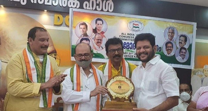 മികച്ച ഡിസിസി ക്കും പ്രസിഡൻറിനും ഉള്ള Best Performance Award  DCC പ്രസിഡൻറ് VK ശ്രീകണ്ഠൻ MP സ്വീകരിക്കുന്നു