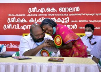 നഞ്ചിയമ്മ മന്ത്രി  സുനിൽകുമാറിനൊപ്പം അദാലത്ത് വേദിയിൽ
