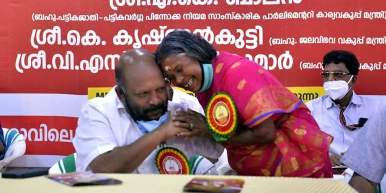 നഞ്ചിയമ്മ മന്ത്രി  സുനിൽകുമാറിനൊപ്പം അദാലത്ത് വേദിയിൽ