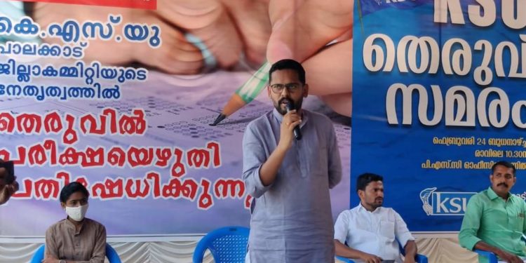 തെരുവിൽ PSC പരീക്ഷ എഴുതി ‘തെരുവ്‌ സമരം ‘ സംഘടിപ്പിച്ചു.