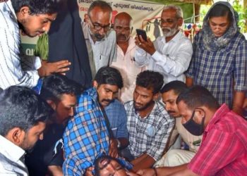 വാളയാർ  സമരം: തല കീഴായി കിടന്ന് തല മുണ്ഡനം ചെയ്ത് കെ.എസ്.യു.