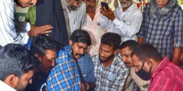 വാളയാർ  സമരം: തല കീഴായി കിടന്ന് തല മുണ്ഡനം ചെയ്ത് കെ.എസ്.യു.