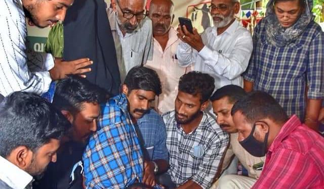 വാളയാർ  സമരം: തല കീഴായി കിടന്ന് തല മുണ്ഡനം ചെയ്ത് കെ.എസ്.യു.