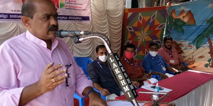 നിർമ്മാണ സാമഗ്രികളുടെ വില വർദ്ധനവ് തടയണമെന്നാവശ്യപ്പെട്ട് കലട്രേറ്റിനു മുമ്പിൽ  ധർണ്ണ സമരം