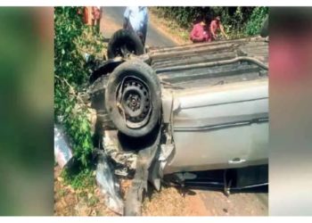 കാർ  നി​യ​ന്ത്ര​ണം തെ​റ്റി​ മതിലിലിടിച്ച്​ തലകീഴായി മറിഞ്ഞു ﻿