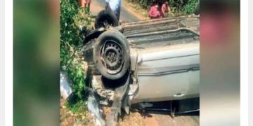 കാർ  നി​യ​ന്ത്ര​ണം തെ​റ്റി​ മതിലിലിടിച്ച്​ തലകീഴായി മറിഞ്ഞു ﻿