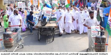 ഇന്ധന വിലവർധന: വണ്ടിതള്ളി കോൺഗ്രസ്
