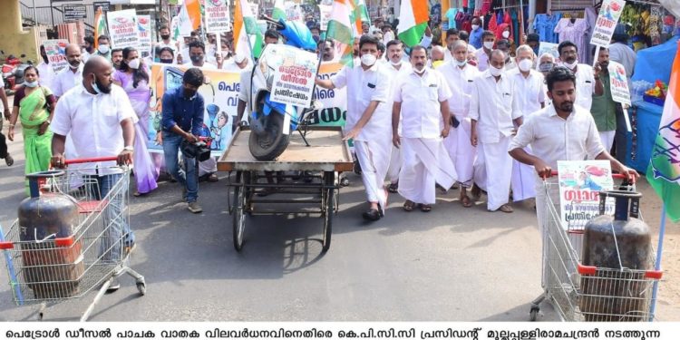 ഇന്ധന വിലവർധന: വണ്ടിതള്ളി കോൺഗ്രസ്