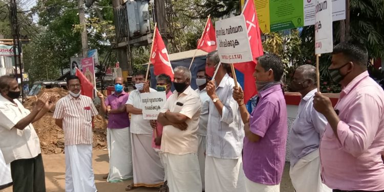 ഇന്ധനവിലയില് പ്രതിഷേധിച്ച് ഡിഎംടിഇയു പോസ്റ്റോഫീസ് ധര്ണ നടത്തി