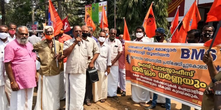 പെട്രോള്‍ ഡീസല്‍ വില നിയന്ത്രിക്കുക: ബി എം എസ്