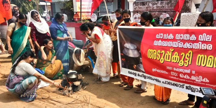 പാചകവാതകവിലവര്ദ്ധന: കേരള മഹിള സംഘം പ്രതിഷേധിച്ചു
