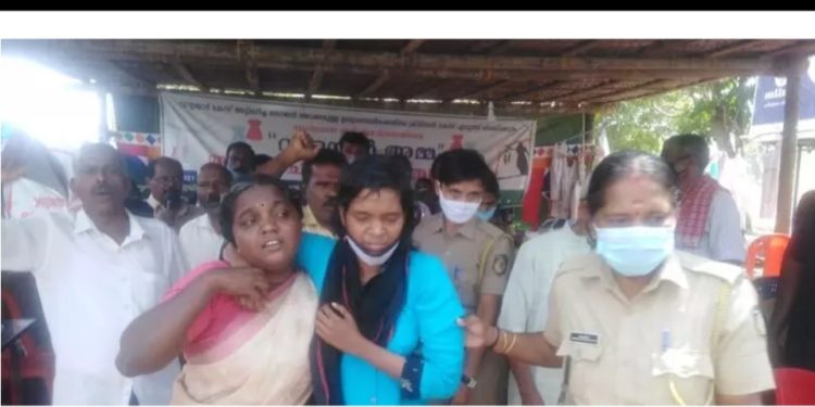വാളയാർ സമരം: സലീനാ പ്രക്കാനത്തെ അറസ്​റ്റ്​ ചെയ്​തു നീക്കി