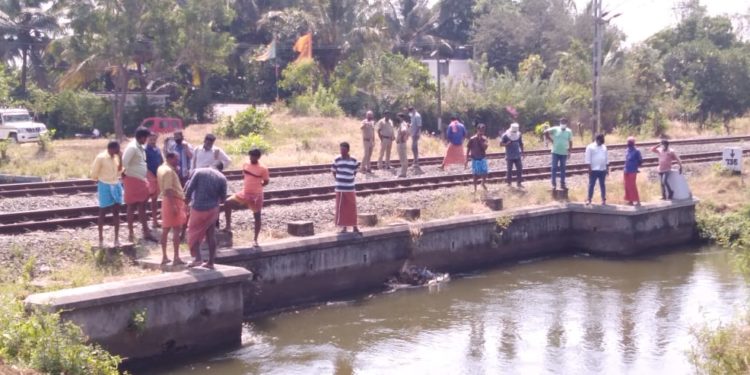 മലമ്പുഴ  കനാലിൽ അഴുകിയ നിലയിൽ മദ്ധ്യവയസ്ക്കൻ്റെ അഞ്ജാതജഡം.