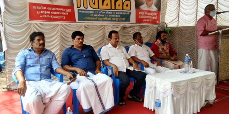 ബസ്സുടമകളുടെ രാപകൽ സമരം ആരംഭിച്ചു.