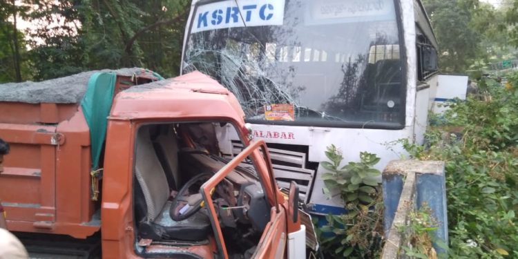 ടിപ്പർ ലേറി കെ എസ് ആർ ടി സി ബസിലിടിച്ച്, യാത്രക്കാർക്കും ,ഡൈവർമാർക്കും പരിക്ക്