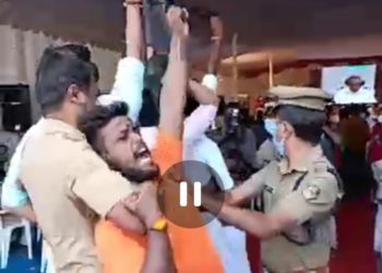 യുവമോർച്ച മുഖ്യമന്ത്രിക്ക് കരിങ്കൊടി കാണിച്ച് പ്രതിഷേധിച്ചു