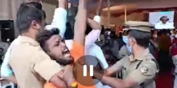 യുവമോർച്ച മുഖ്യമന്ത്രിക്ക് കരിങ്കൊടി കാണിച്ച് പ്രതിഷേധിച്ചു