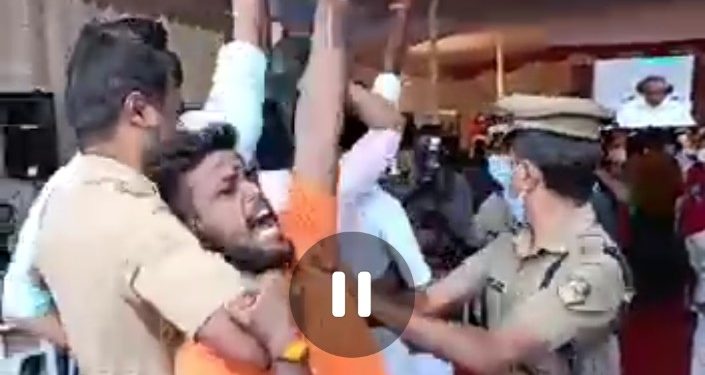 യുവമോർച്ച മുഖ്യമന്ത്രിക്ക് കരിങ്കൊടി കാണിച്ച് പ്രതിഷേധിച്ചു