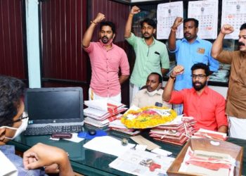 ജില്ല പി എസ് സി ഓഫീസറെ യുവമോർച്ച ഉപരോധിച്ചു.