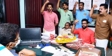 ജില്ല പി എസ് സി ഓഫീസറെ യുവമോർച്ച ഉപരോധിച്ചു.