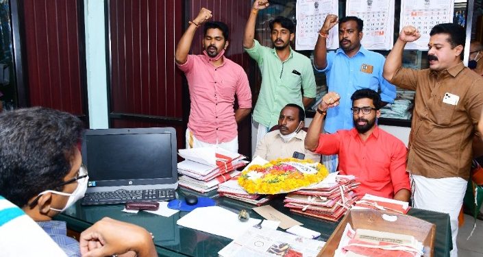 ജില്ല പി എസ് സി ഓഫീസറെ യുവമോർച്ച ഉപരോധിച്ചു.