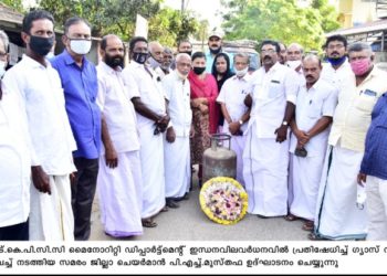 ഇന്ധനവില : ഗ്യാസ് സിലിണ്ടറിൽ റീത്ത് വച്ച് പ്രതിഷേധ സമരം
