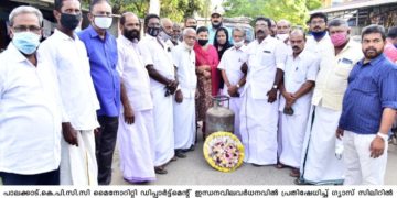 ഇന്ധനവില : ഗ്യാസ് സിലിണ്ടറിൽ റീത്ത് വച്ച് പ്രതിഷേധ സമരം