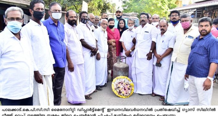 ഇന്ധനവില : ഗ്യാസ് സിലിണ്ടറിൽ റീത്ത് വച്ച് പ്രതിഷേധ സമരം