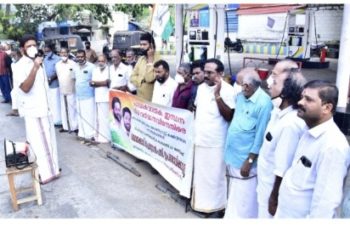 ഒലവക്കോട് പെട്രോൾ പമ്പ് ഉപരോധം നടത്തി