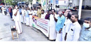 ഒലവക്കോട് പെട്രോൾ പമ്പ് ഉപരോധം നടത്തി
