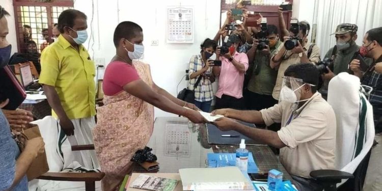 മുഖ്യമന്ത്രി ക്കെതിരെ ധർമ്മത്ത്     വാളയാർ അമ്മ പത്രിക നൽകി