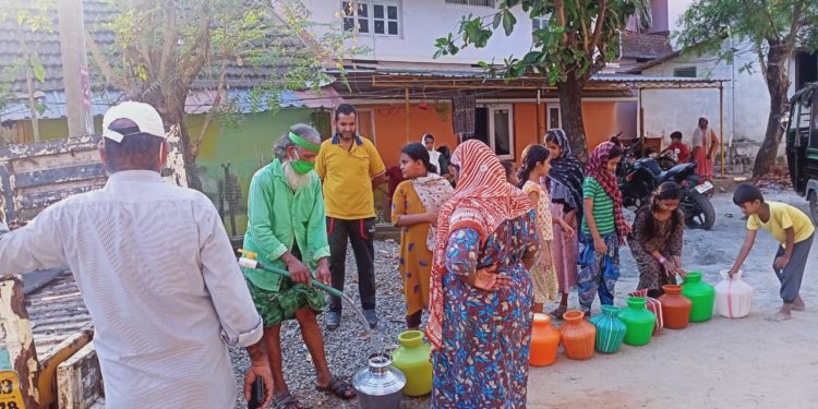 കുടിവെള്ള പ്രശ്നം: കൗൺസിലറുടെ നേതൃത്വത്തിൽ കുടിവെള്ളം വിതരണം ചെയ്തു.