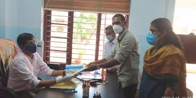 എസ് യു സി ഐ കമ്മ്യൂണിസ്റ്റ് സ്ഥാനാർഥി    മലമ്പുഴയിൽ  പത്രിക സമർപ്പിച്ചു