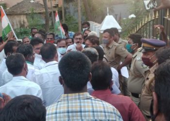 മീനാക്ഷിപുരം പോലീസ് സ്റ്റേഷൻ യുഡിഎഫ് പ്രവർത്തകർ ഉപരോധിച്ചു.