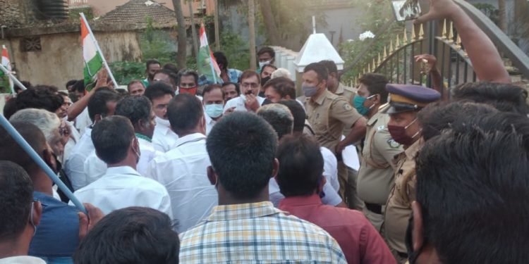 മീനാക്ഷിപുരം പോലീസ് സ്റ്റേഷൻ യുഡിഎഫ് പ്രവർത്തകർ ഉപരോധിച്ചു.