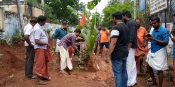 റോഡിൽ കൃഷിയിറക്കി പ്രതിഷേധിച്ചു